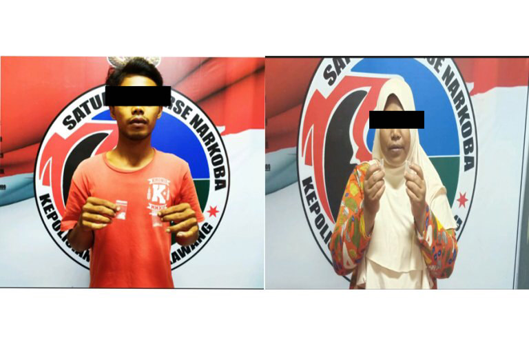 MR dan RS saat memperlihatkan barang bukti sabu. foto Hari Kurniathama