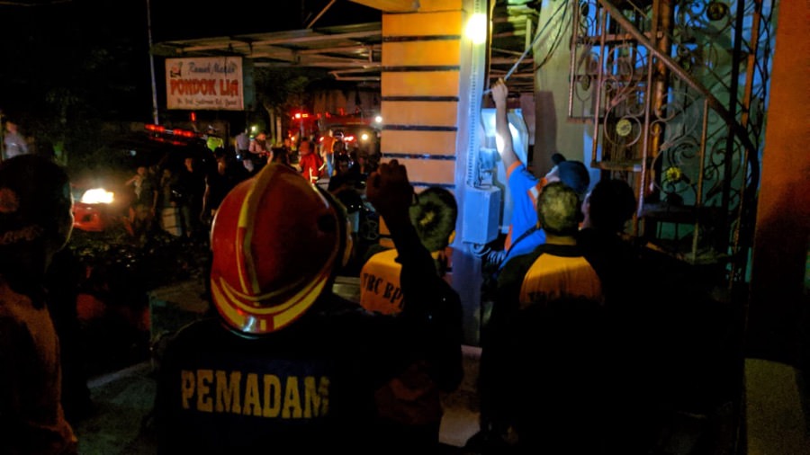 Pemadam dan petugas PLN saat mengatasi korsleting yang hampir menyebabkan kebakaran. foto Sugeng