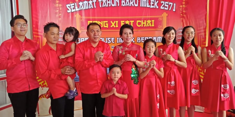 Wali Kota Singkawang Tjhai Chui Mie bersama suami dan anak dengan baju serba merah menyambut tamu dan warga yang datang dalam open house perayaan Imlek 2571 yang digelar di rumah dinas Wali Kota Singkawang, Sabtu (25/1).