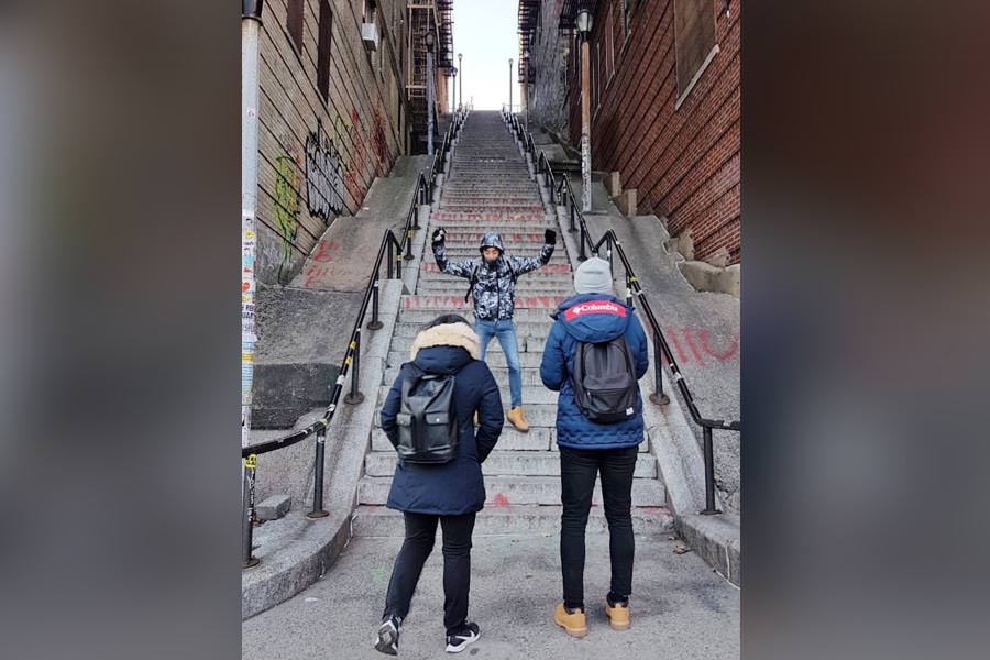 SERASA JOKER: Tangga di 167th Street, Bronx, menjadi jujukan untuk mendapatkan foto yang happening atau mereka ulang gaya musuh Batman tersebut. Inset, salah satu adegan di Film Joker DINDA JUWITA/JAWA POS