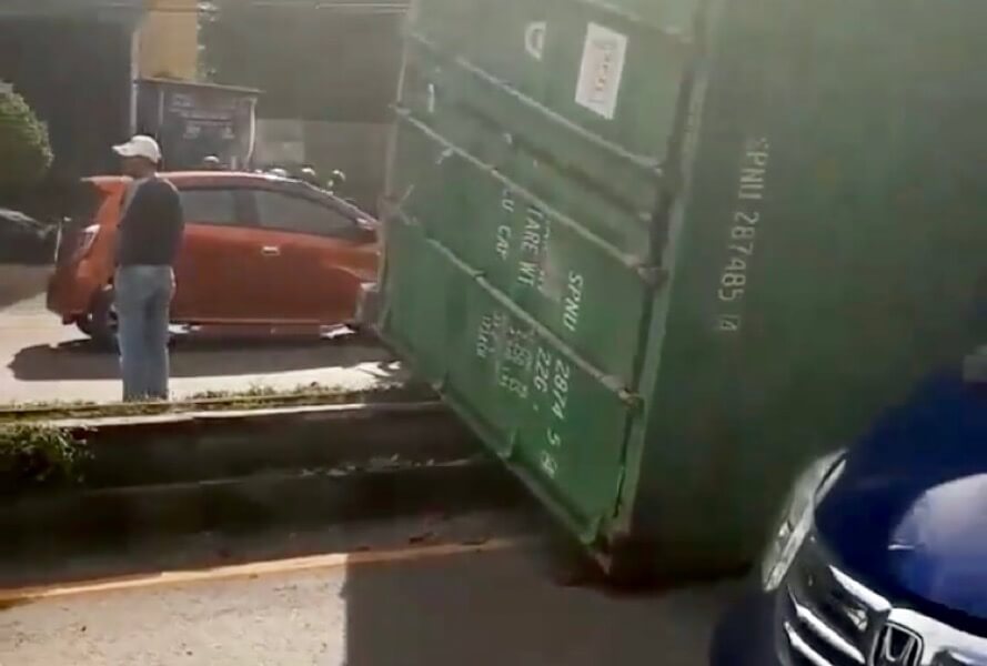 Kontainer yang tumbang akibat tidak dikunci. foto Istimewa