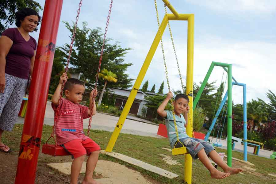 REKREASI: Anak-anak bermain di salah satu alat permainan yang disediakan di Taman Kota Intan Ngabang, Selasa (14/1) sore.MIFTAH/PONTIANAKPOST