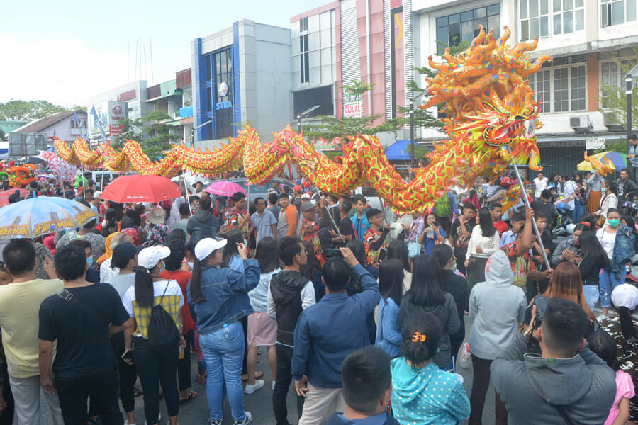 CAP GO MEH: Kemeriahan Cap Go Meh tahun lalu di Kota Pontianak. Atraksi sejumlah naga dan tatung ini, diprediksi bakal lebih ramai tahun ini.  MUJADI-DOK/PONTIANAK POST