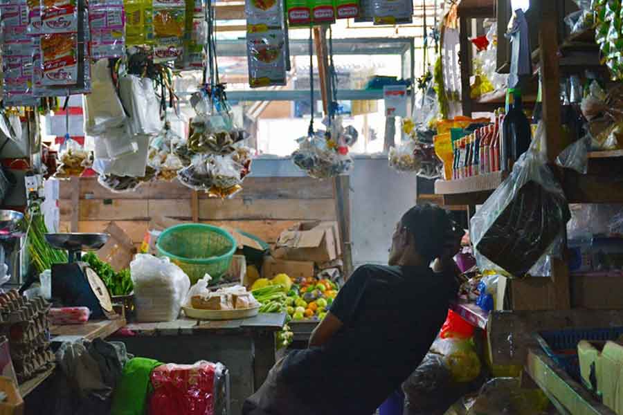 SEPI: Seorang pedagang menunggu pembeli di Pasar Rakyat Landak, Ngabang Minggu (12/1) lalu. Pasar tampak sepi karena naiknya sejumlah harga sayuran sejak awal Januari lalu.MIFTAH/PONTIANAKPOST