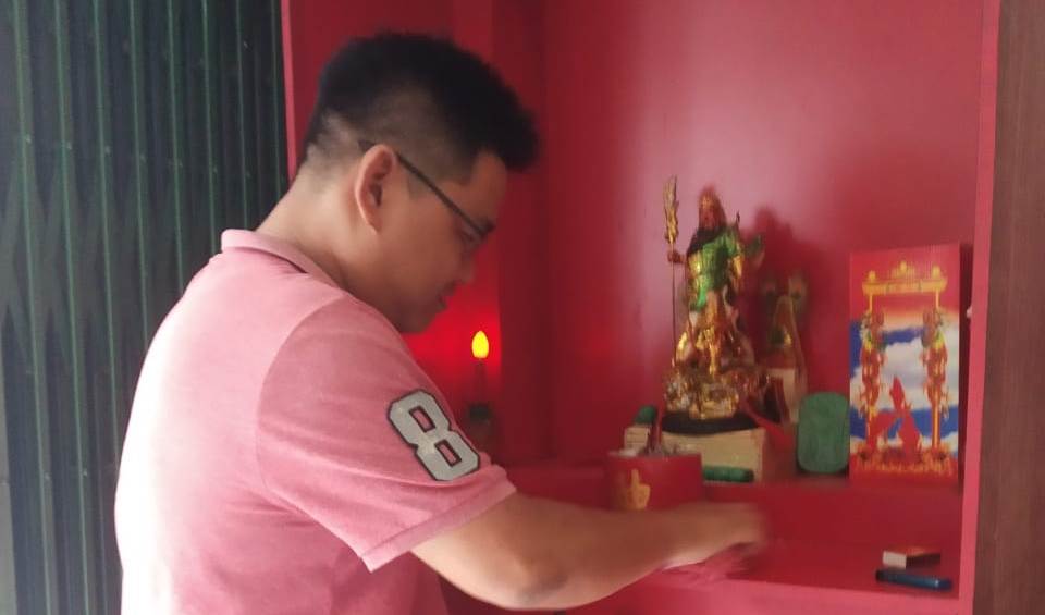 SAMBUT: Pengurus Klenteng Thian Sie Kiung sedang memasang lampion untuk menyambut tahun baru Imlek 2571. RAMSES/PONTIANAKPOST