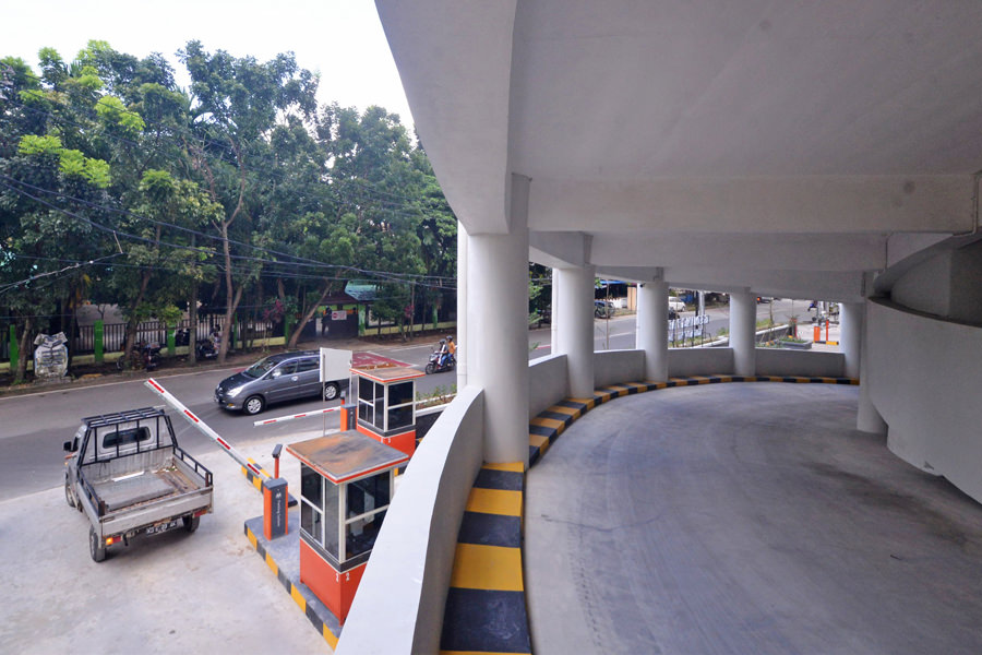 GEDUNG PARKIR: Beberapa mobil keluar masuk di Gedung Parkir Jalan Suprapto. Gedung parkir ini banyak digunakan setiap akhir pekan, hal ini sangat berguna untuk mengurangi penumpukan kendaraan yang parkir di bahu jalan.  MEIDY KHADAFI/PONTIANAK POST