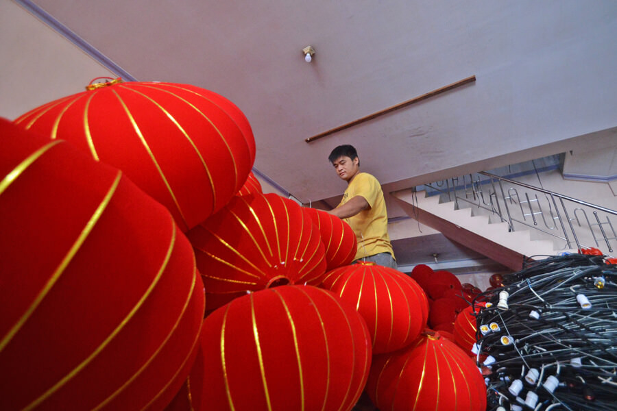 SIAP PASANG : Petugas pemasang lampion sedang menyusun lampion di Sekretariat Cap Go Meh, Rabu (8/1). Lampion ini akan dipasang dari tiang ke tiang di sepanjang Jalan Gajah Mada untuk menyambut perayaan Cap Go Meh.  MEIDY KHADAFI/PONTIANAK POST