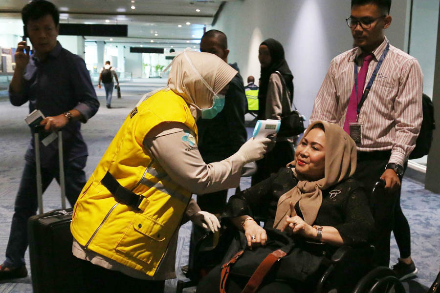Petugas Kesehatan Karantina Bandara Soekarno Hatta melakukan pemeriksaan acak suhu badan penumpang yang baru mendarat di Terminal 3 Bandara Soekarno Hatta, Tangerang, Banten, Rabu (22/1/2020). Pemeriksaan acak dilakukan untuk mewaspadai adanya penumpang y