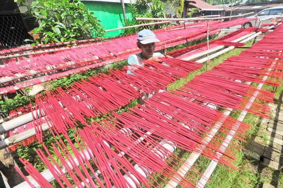 MENJEMUR HIO: Seorang pria pekerja sedang menjemur hio di industri rumahan, di jalan Adisucipto, kabupaten Kubu Raya. Pengguna hio atau dupa meningkat dengan masuknya Imlek hingga Cap Go Meh mendatang. NARASI & FOTO HARYADI