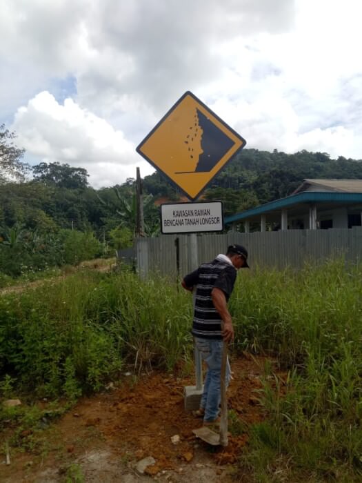 PLANG: BPBD Singkawang memasang plang kawasan bencana, khususnya rawan longsor di titik rawan bencana tersebut. HARI KURNIATHAMA/PONTIANAKPOST