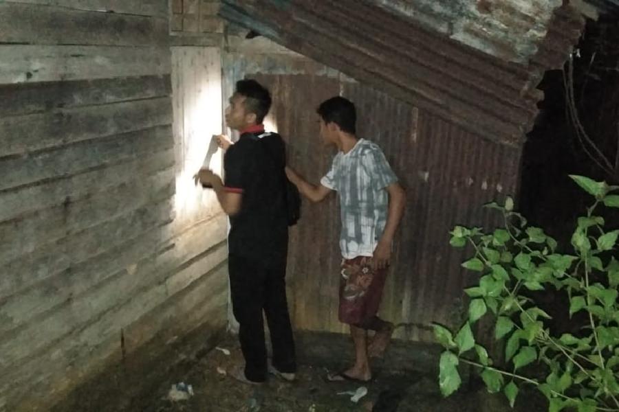 Pemilik menunjukkan rumahnya yang berantakan setelah dibobol maling, Kamis (22/1) malam. Foto ISTIMEWA