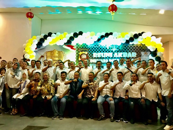 REUNI : Kapolda Kalbar Didi Haryono foto bersama para alumni DTT-SMDE Polda Kalbar saat acara reuni akbar di Hotel Golden Tulip, Sabtu (18/1) malam. Foto : Istimewa