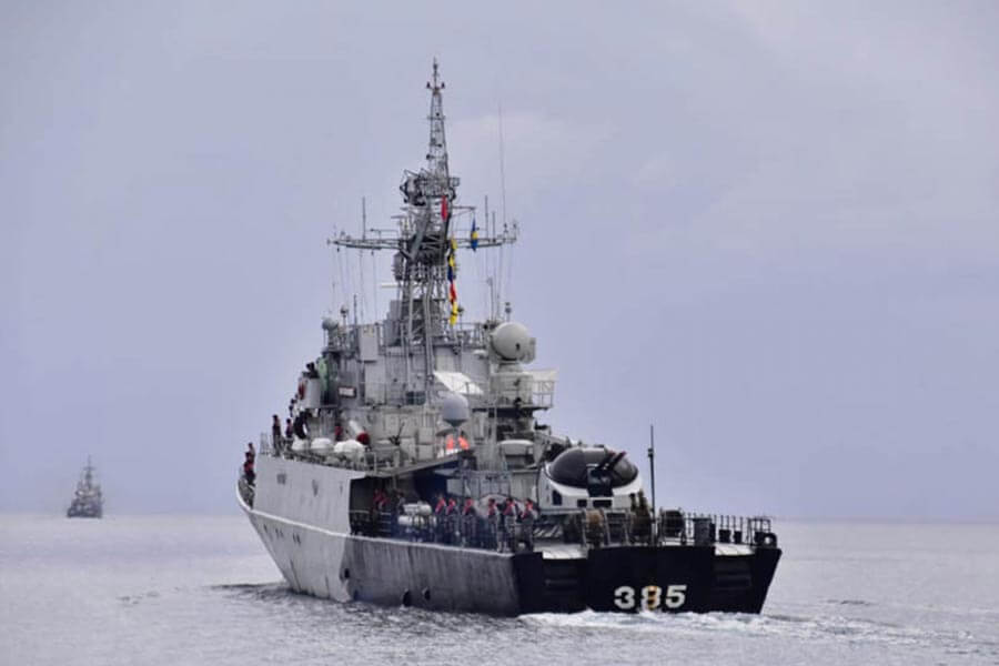 China Coast Guard 5302 di perairan ZEE Indonesia Laut Natuna Utara yang terus diadang KRI, Senin (6/1). F. TNI AL Untuk Batam Pos