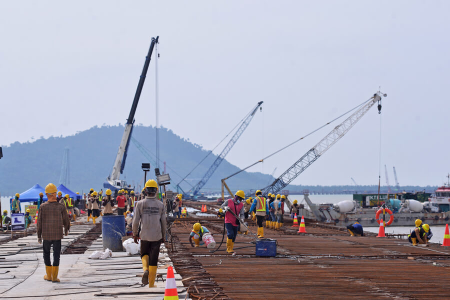 HAMPIR RAMPUNG : Pembangunan jalan akses dermaga (trestle) Terminal Kijing hampir rampung. Tampak sejumlah pekerja sedang menyelesaikan pengerjaan. MEIDY KHADAFI/PONTIANAK POST