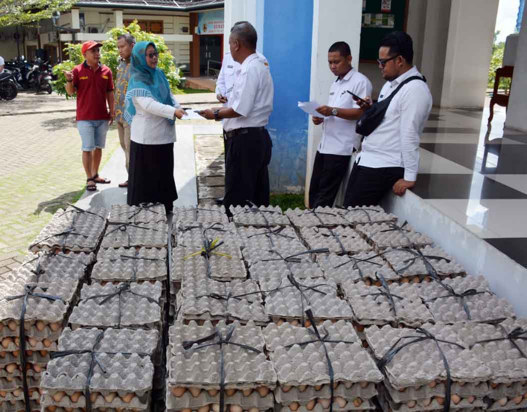 SALURKAN BANTUAN: Sejumlah Staf Asisten Pemerintahan dan Kesra Sekretariat Daerah tengah berkoordinasi untuk kemudian menyalurkan bantuan 30ribu telur  disejumlah Ponpes di Kubu Raya. ISTIMEWA