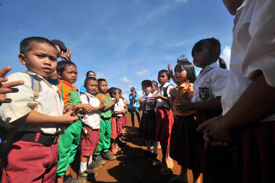 BERMAIN: Sejumlah pelajar sekolah dasar di wilayah perbatasan Indonesia-Malaysia di Bengkayang, Kalimantan Barat bermain di halaman sekolah mereka. Meski Kalbar sudah terbebas dari kabupaten tertinggal, namun usia rata-rata lama sekolah di provinsi ini re