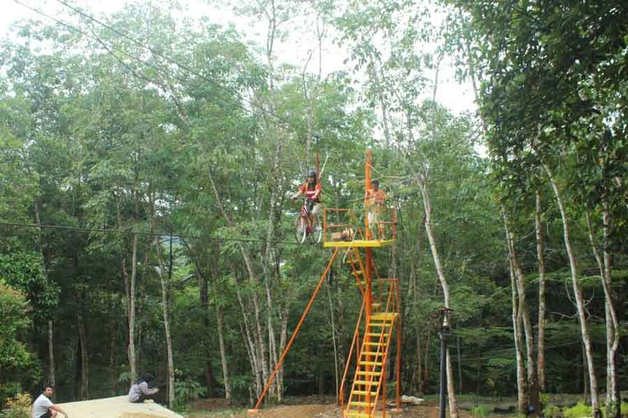 TINGGI: Sepeda gantung Taman Gunung Sari ini memiliki panjang 30 meter dengan ketinggian 4 meter dari tanah.ISTIMEWA
