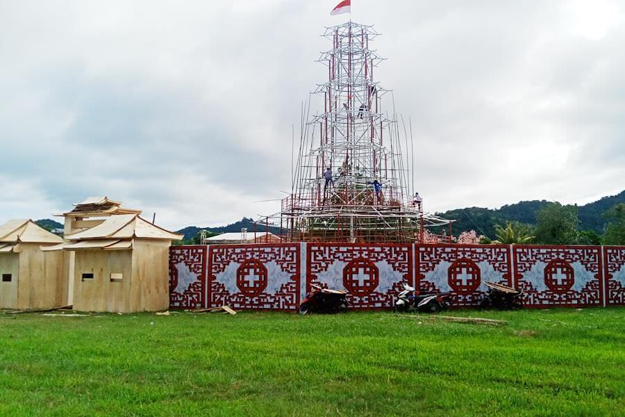 PAGODA: Replika Pagoda untuk memeriahkan Imlek dan Cap Go Meh 2020 yang sudah terlihat sebagian wujudnya. Pekerja terus mengerjakan hingga siap menjelang 23 Januari. FOTO dan TEKS HARI KURNIATHAMA