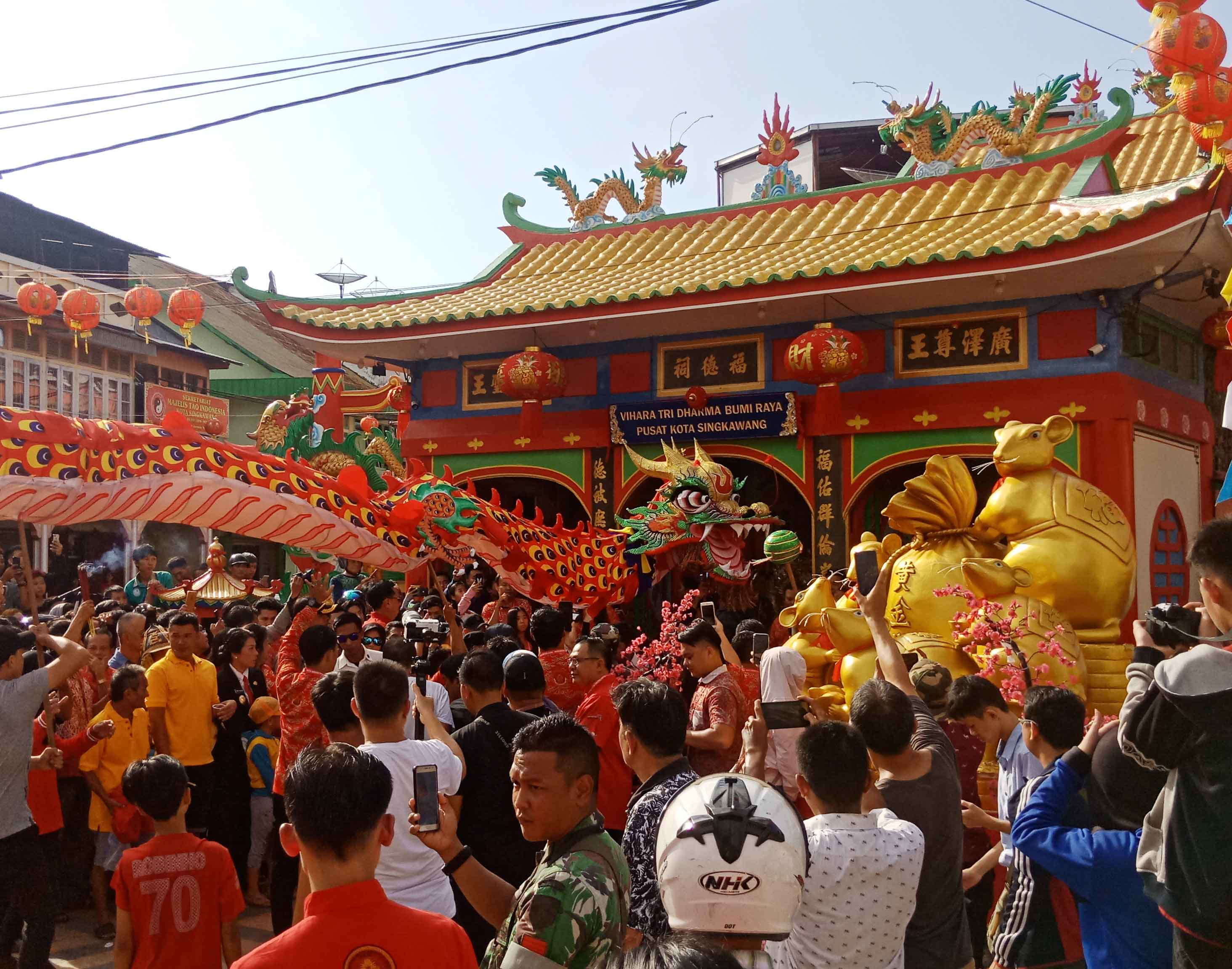 BUKA MATA: Prosesi buka mata naga dan barongsai yang dilaksanakan di toa pekong tertua di Singkawang. Sebelum dimainkan, saat Imlek hingga Cap Go Meh, selalu dimulai dengan ritual buka mata. Saat ritual ini, biasanya diperebutkan jengot naga.HARI KURNIATH