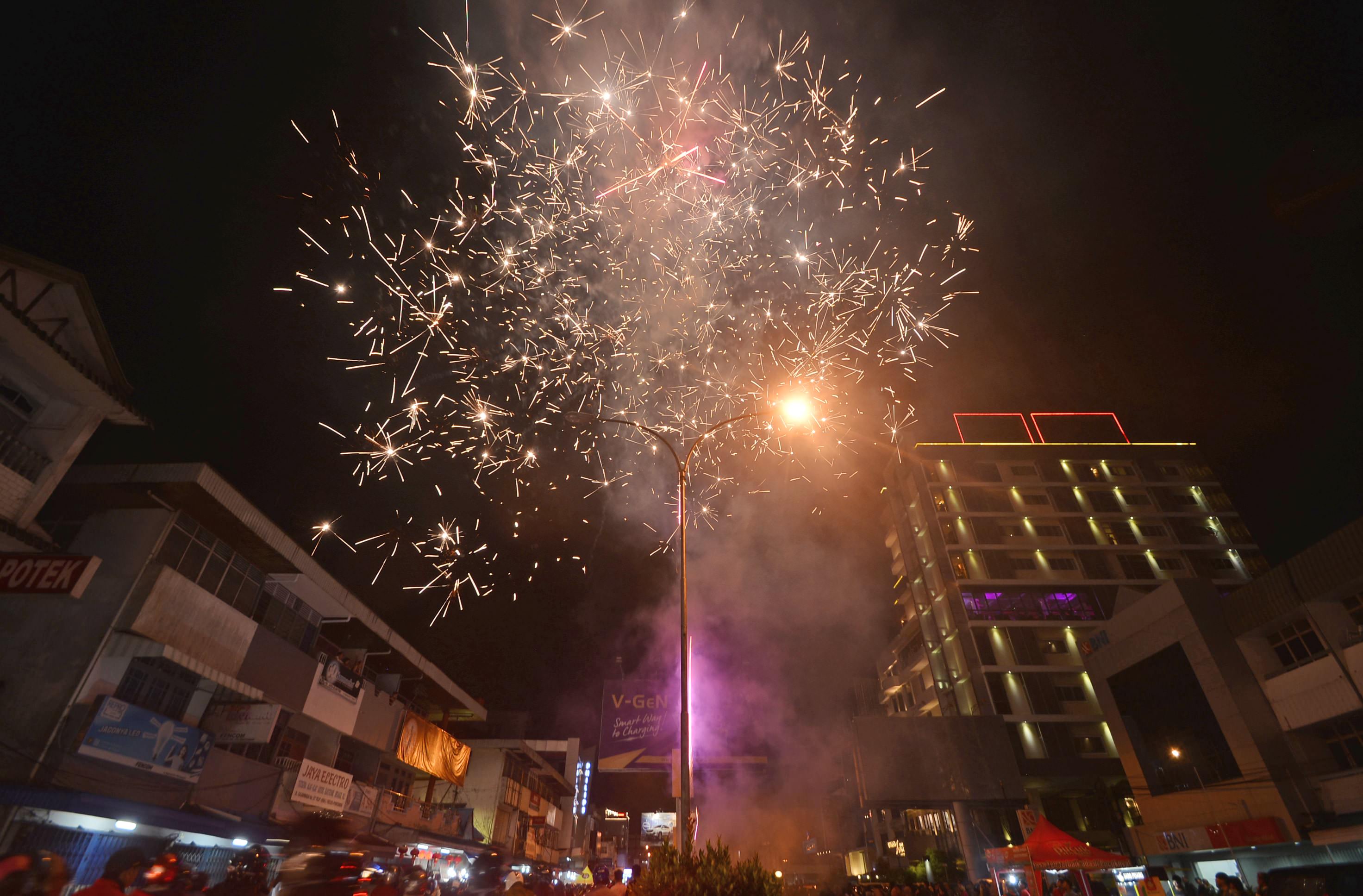 MALAM TAHUN BARU : Kembang api mewarnai saat malam pergantian tahun baru 2020 di Jalan Gajahmada, Rabu (1/1) dini hari. MEIDY KHADAFI/PONTIANAK POST