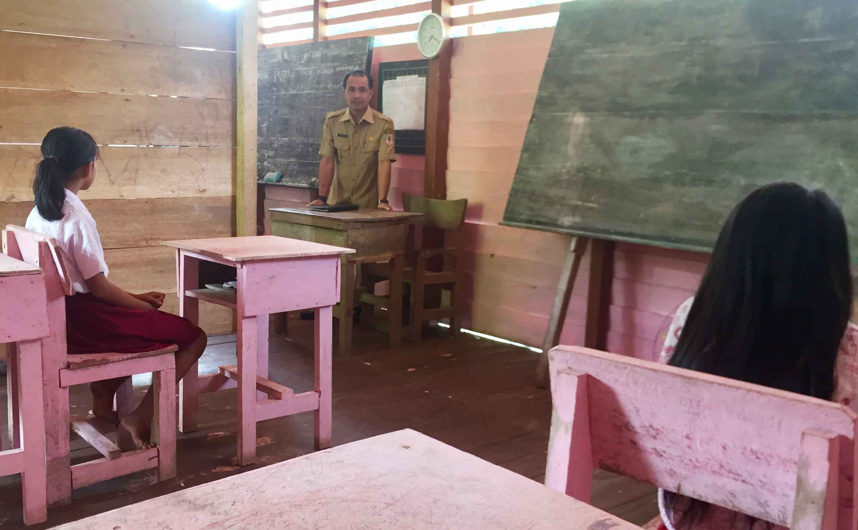PEDALAMAN: Kondisi SDN 16 Sepan yang memprihatinkan. Disamping itu, ketiadaan guru membuat muridnya lebih sering tidak pergi sekolah. Saat jam sekolah, kebanyakan mereka hanya bermain. ISTIMEWA