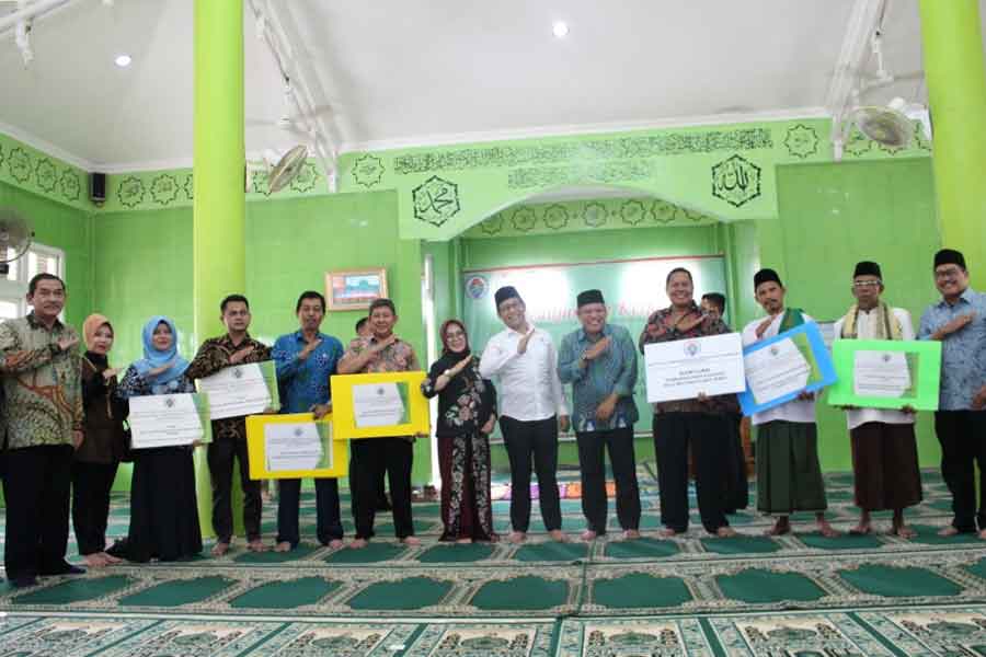 SALAM MENANJAK: Menteri Desa, Pembangunan Daerah Tertinggal dan Transmigrasi, Abdul Halim Iskandar mempraktikkan salam menanjak. Humas Pemkab Kubu Raya