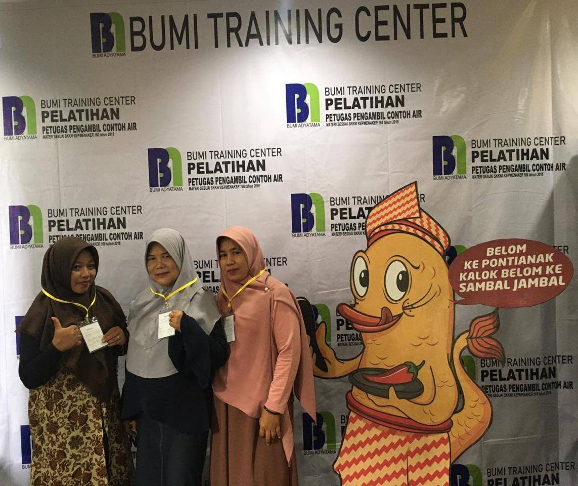 PESERTA: Sebagian dari peserta Pelatihan Petugas Pengambil Contoh (PPC) Air  di Hotel Orchard Perdana, Sabtu (22/2) berfoto bersama. ISTIMEWA