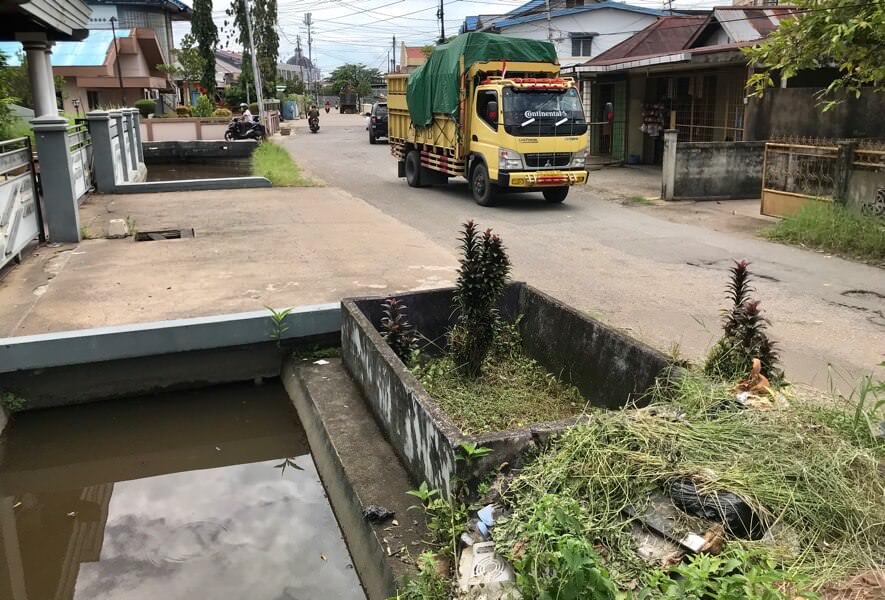 Makam tua di pinggir Jalan Kutilang. foto Shando Safela