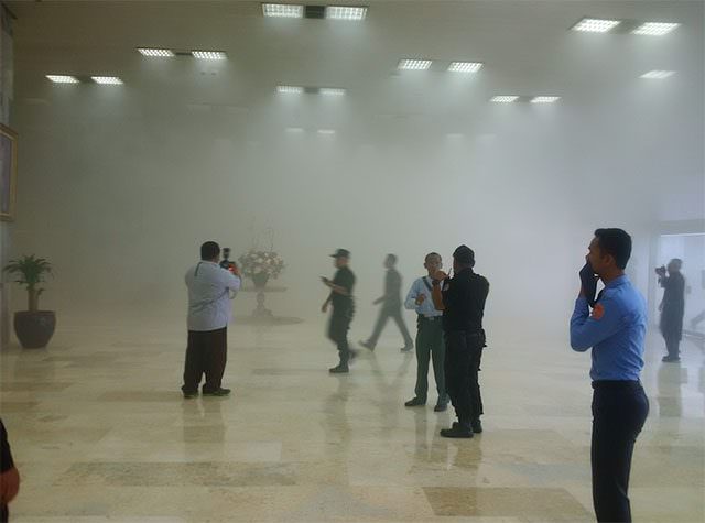 KEBAKARAN: Asap Putih menyelimuti Gedung Nusantara III DPR RI (Gunawan Wibisono/JawaPos.com)