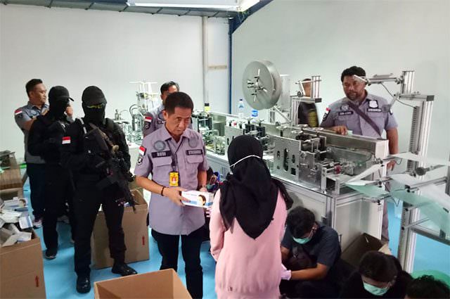 Sebuah gudang PT Unotech Mega Persada di daerah Cilincing, Jakarta Utara digerebek oleh Jajaran Direktorat Reserse Narkoba Polda Metro Jaya. Di dalamnya polisi menemukan 30 ribu masker siap edar. Penggerebekan dilakukan lantaran gudang ini tidak memiliki