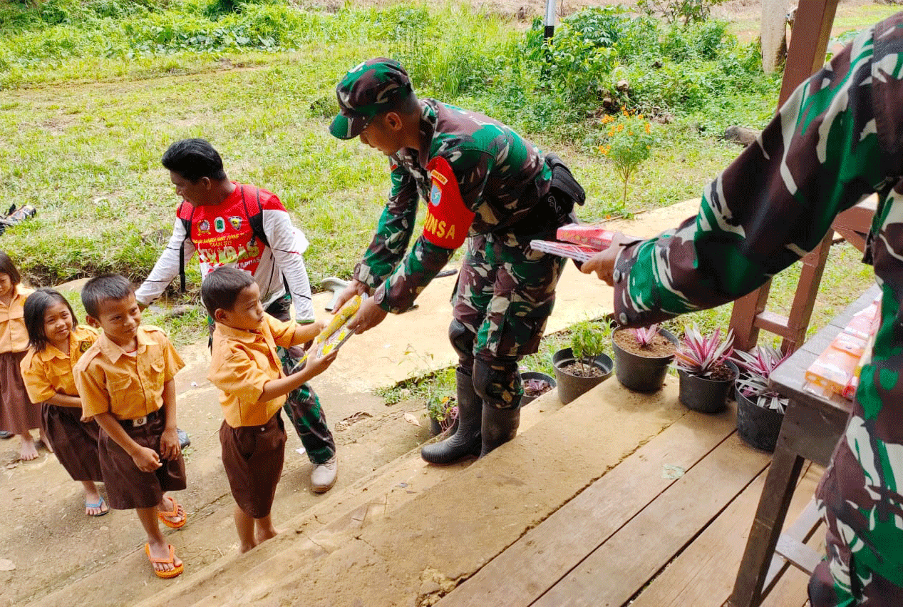 BAKTI SOSIAL: KOMTRAC Putussibau saat menggelar bakti sosial di SD Desa Kensuray, Kecamatan Kalis, Sabtu (8/2). ISTIMEWA