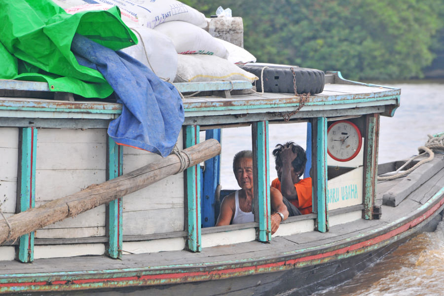 MELINTAS: Penumpang motor air berangkat ke daerah pesisir, Kabupaten Kubu Raya. Perahu klotok ini masih menjadi transportasi penting bagi warga untuk memenuhi kebutuhan sehari-hari. NARASI & FOTO: HARYADI/PONTIANAKPOST