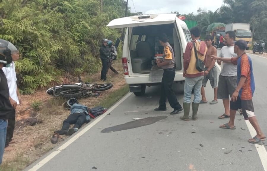 Polisi dan warga mengevakuasi korban di tempat kejadian. foto istimewa