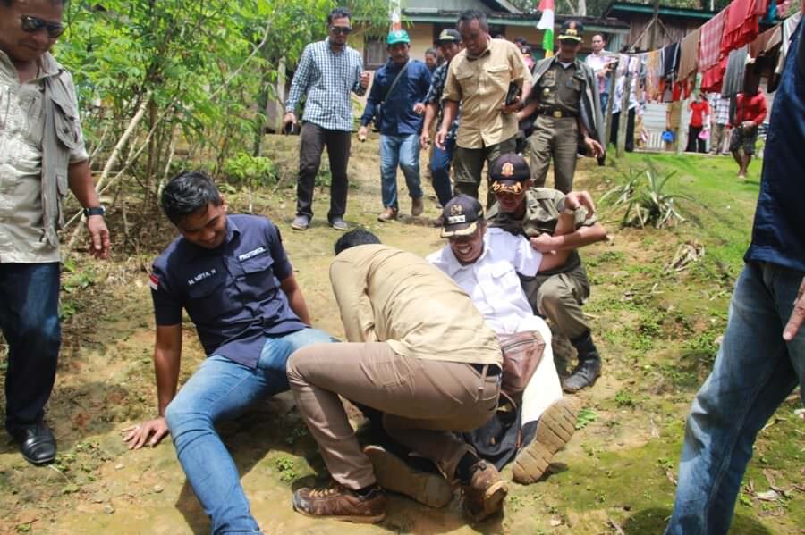 Bupati Sintang, Jarot Winarno terpeleset di jalan hendak menuju lanting ketika usai mengikuti serangkai kegiatan kunjungan kerja di Kecamatan Serawai. foto Humas Pemkab