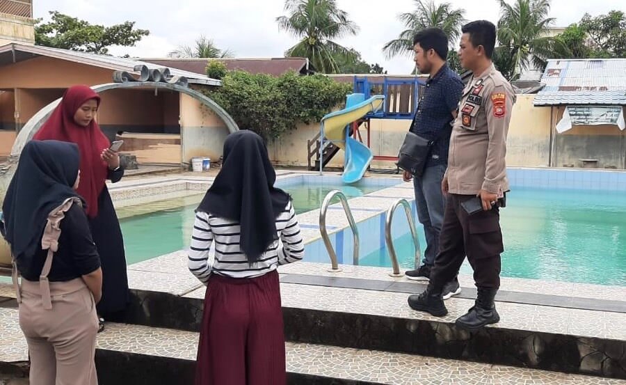 Anggota polisi mendatangi Kolam Renang Pawan Ria, tempat ditemukannya bocah yang tenggelam. foto istimewa