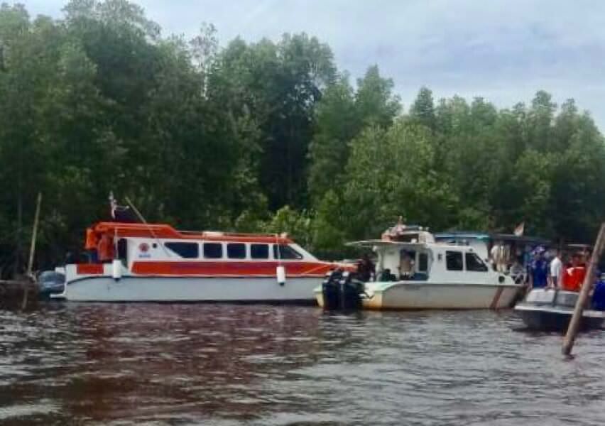 Petugas saat melakukan pencarian korban tercebur di perairan Teluk Batang, Kabupaten Kayong Utara. Foto BPBD Kayong Utara For Pontianak Post