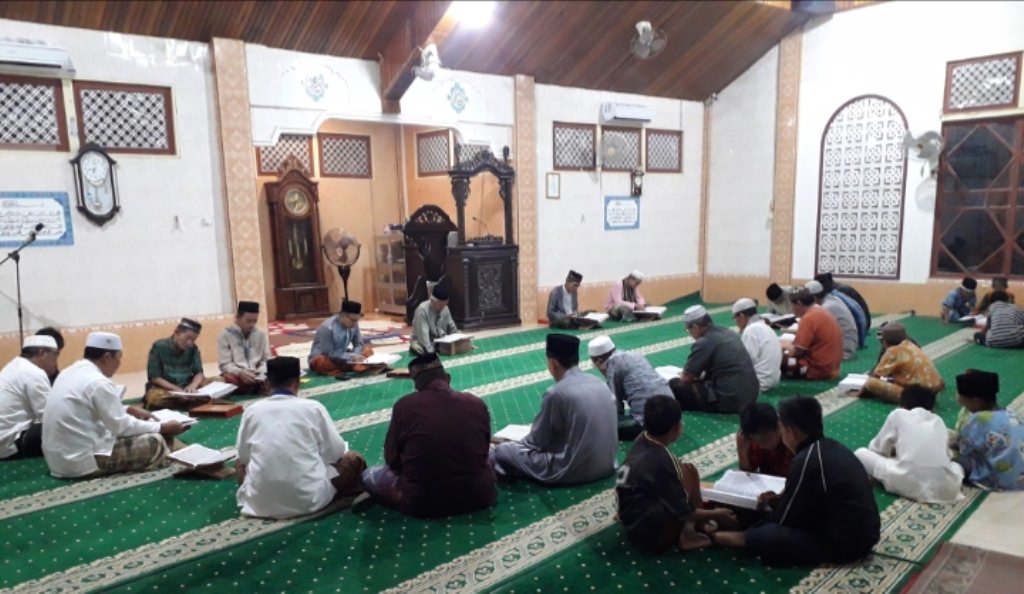 MENGAJI: Jemaah masjid Al Aqobah Jalan Haji Said Desa Tebas Sungai Kecamatan Tebas yaitu Program Maghrib Mengaji. OZY/PONTIANAKPOST