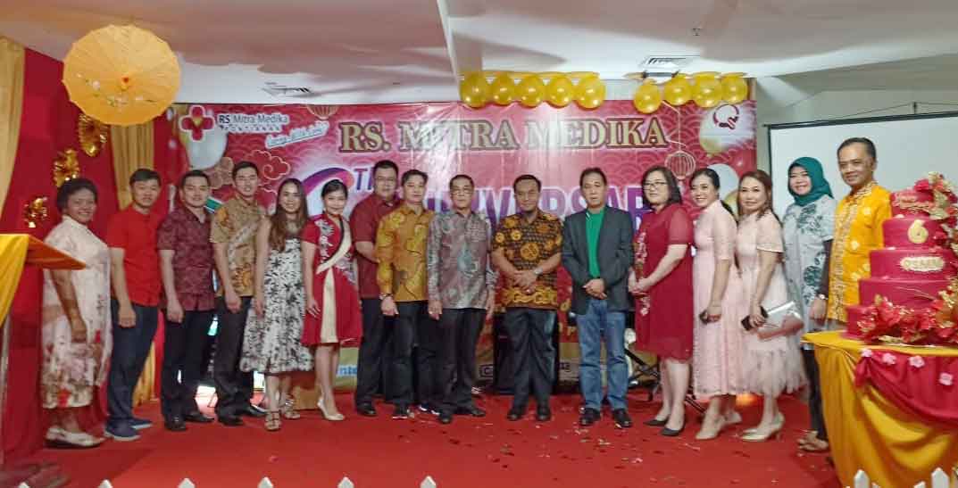 MERIAH: Para owner dan manajemen RS Mitra Medika berfoto bersama dalam perayaan ulang tahun ke-6 rumah sakit tersebut, kemarin (2/2).ARISTONO/PONTIANAK POST