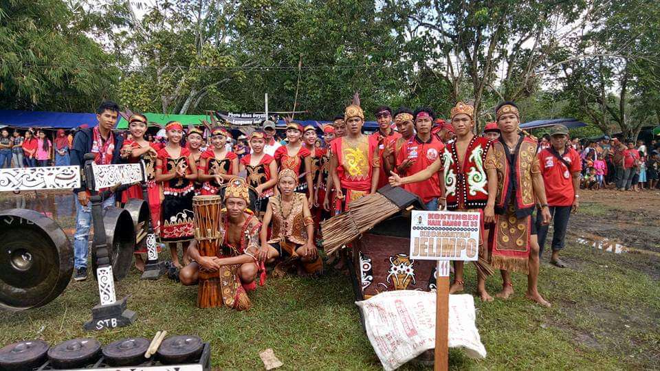 TAMPIL: Anak-anak Sanggar Tanyuk Bunga Desa Dara Itam 1, Kecamatan Jelimpo saat hendak tampil di Festival Naik Dango KE-XXXIII di Ambawang, pertengah April 2018 lalu. ISTIMEWA
