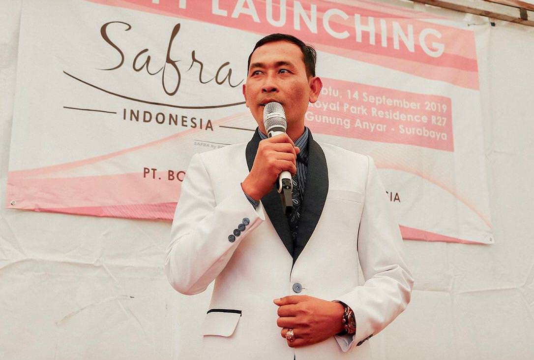BERI MOTIVASI: Safiudin atau Babe Udin, pengusaha asal Pontianak memberi motivasi pada sebuah seminar.