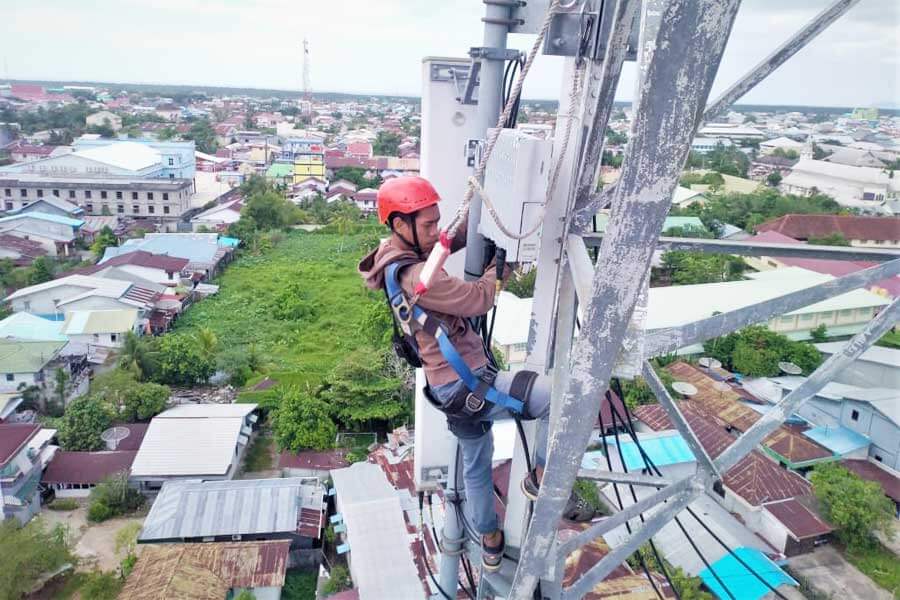 CAP GO MEH: Petugas XL saat melakukan upgrade jaringan internet di Kota Singkawang, kemarin.ISTIMEWA