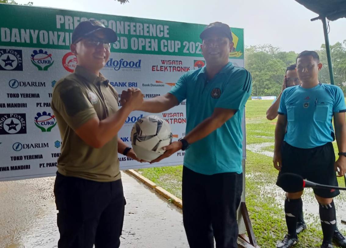 HUT ZENI TEMPUR: Danyon, Mayor CZI Yoga Febrianto menyerahkan bola kepada wasit menandai pembukaan turnamen.