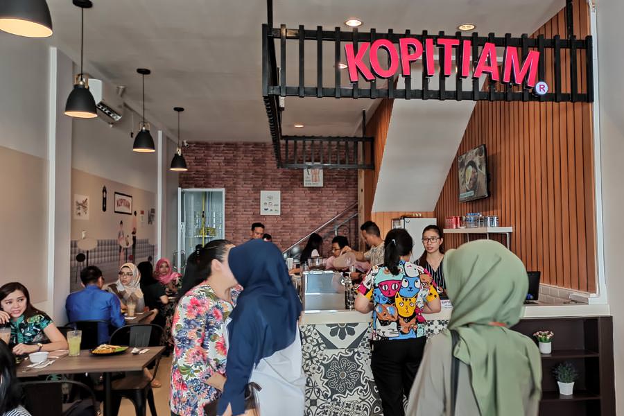 KOPITIAM: Suasana Kafe Kopitiam di komplek ruko Citra Garden Aneka, Jl Arteri Supadio, Kubu Raya. Berbagai promo menarik hadir untuk konsumen pada Februari ini. ARISTONO/PONTIANAK POST