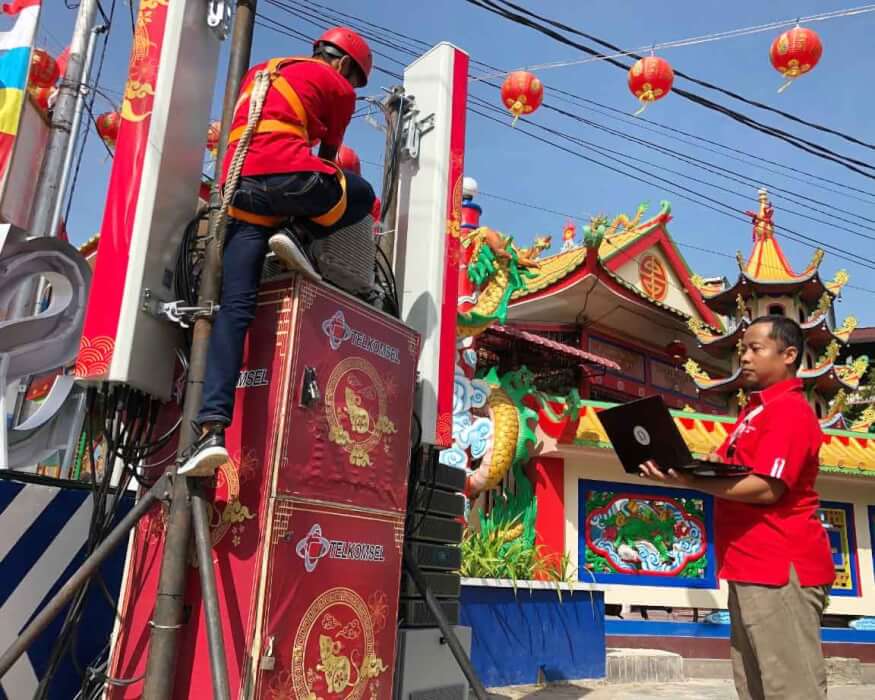 UPGRADE: Tim Telkomsel saat melakukan pemantauan jaringan di Singkawang. Pada event CGM provider ini menhadirkan teknologi 4.9G yang kencang.