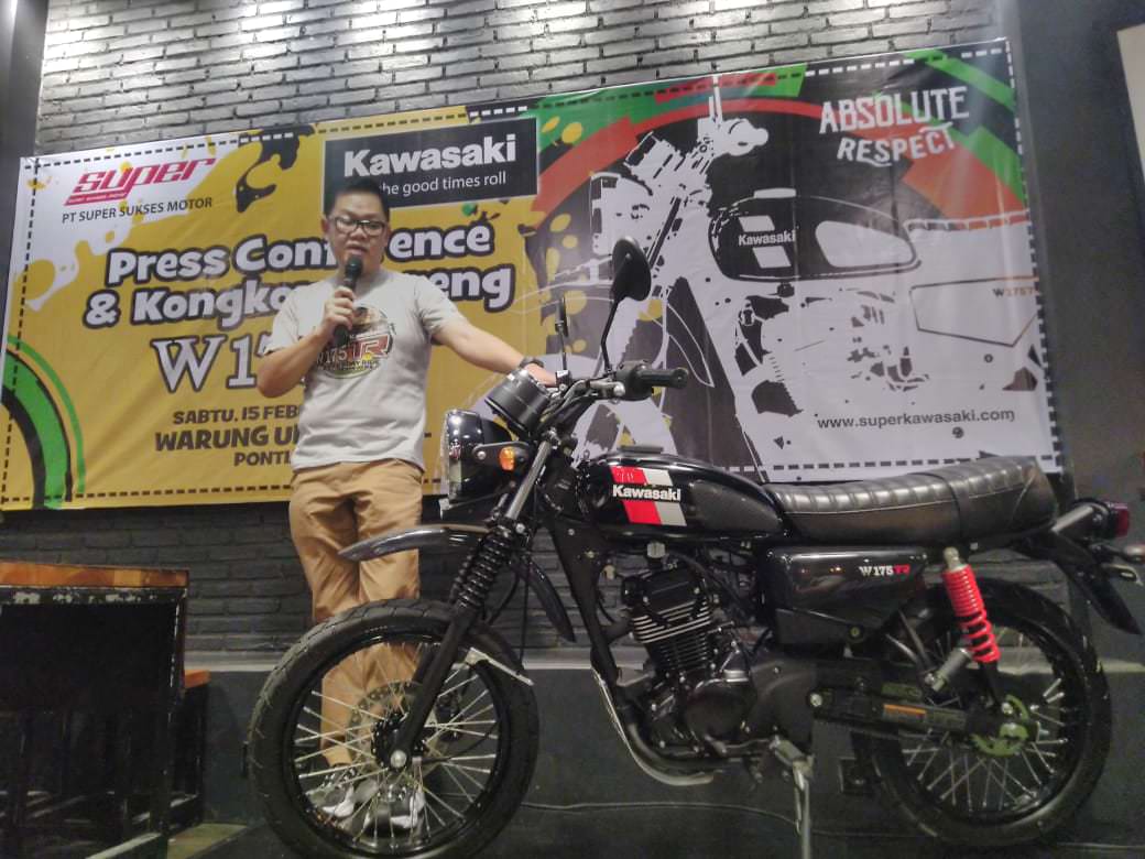 TIPE BARU : Area Manager PT Super Sukses Motor, Sukianto saat mengenalkan Kawasaki W175TR, motor tipe retro terbaru keluaran KMI, saat kegiatan Press Conference dan Kongkow Bareng, di Cafe Upnormal, Sabtu (15/2) malam.SITI/PONTIANAK POST