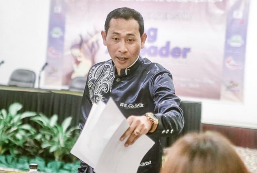 Babe Udin saat memberi motivasi kepada karyawannya. foto Istimewa