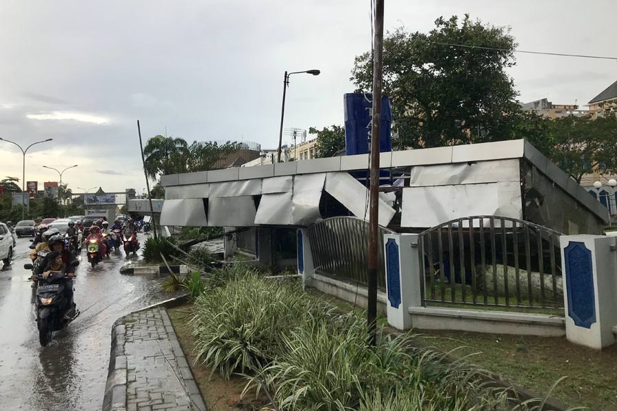 ROBOH: Sebuah papan reklame (billboard) di pinggir Jalan Ahmad Yani Pontianak roboh akibat diterjang angin kencang, Jumat (21/2) sore.