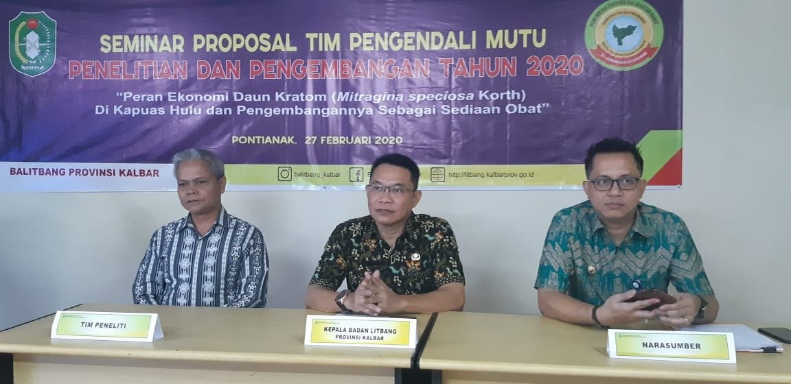 SIDANG : Tim peneliti dan narasumber saat sidang proposal penelitian berjudul Peran Ekonomi Daun Kratom di Kapuas Hulu dan Pengembangannya Sebagai Sedian Obat di Kantor Badan Litbang Kalbar, Kamis (27/2). ISTIMEWA