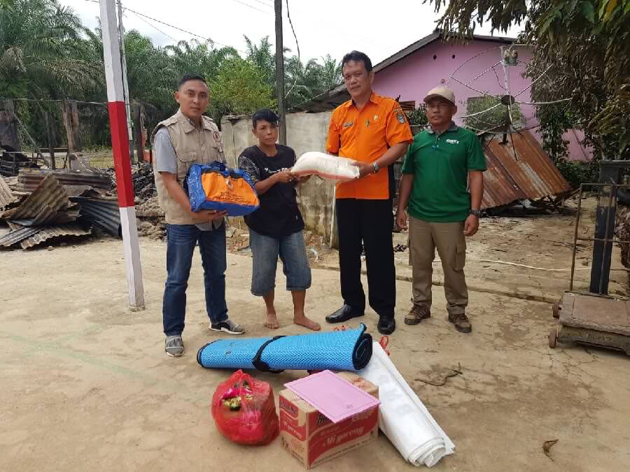 BANTU: BPBD Landak saat menyampaikan bantuan kepada korban kebakaran di Desa Keranji Mancal, Sengah Temila, Jumat (31/1).