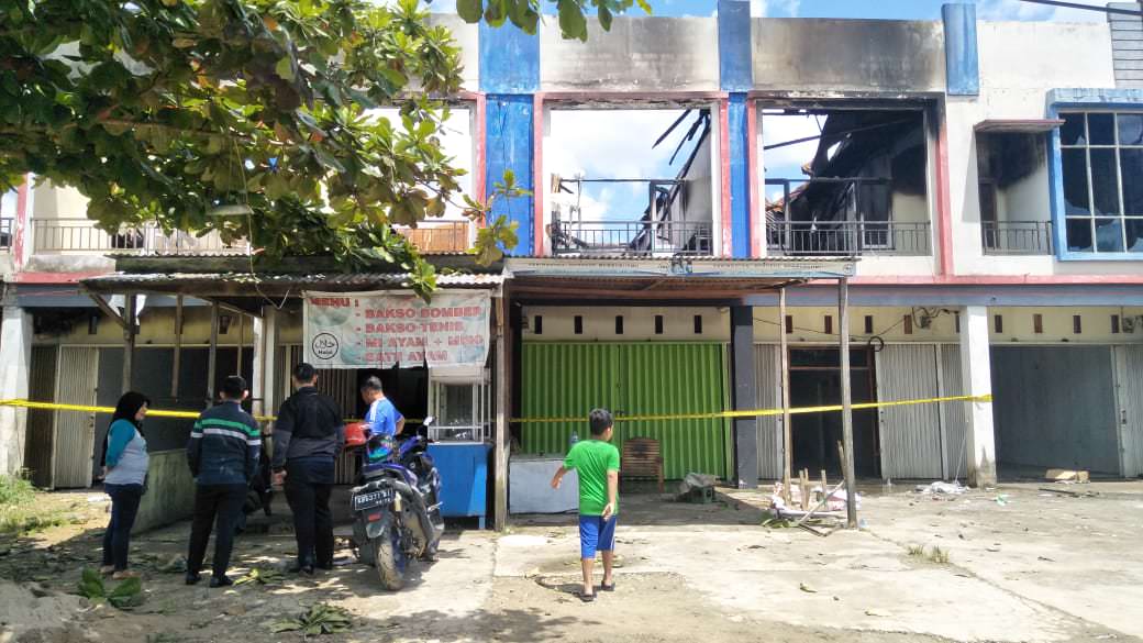 Deretan ruko yang dilahap api di Dusun Binjai Desa Amboyo Inti, Kecamatan Ngabang pada Rabu (19/2) dini hari. Foto Miftah